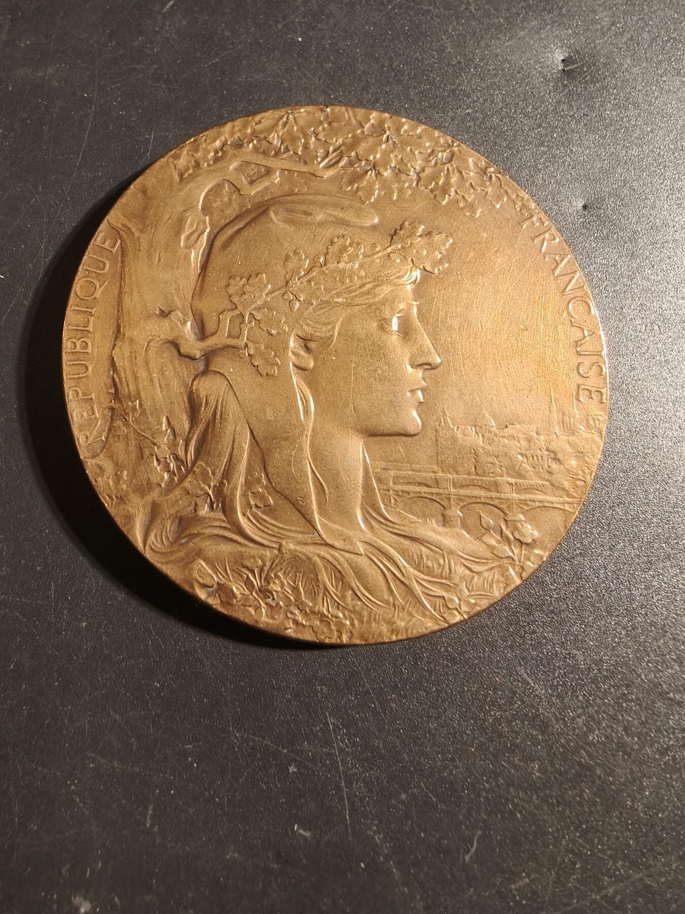 老王徽章第171期 法国巴黎1900世博会大铜章    大师夏普兰作品    直径64mm     重量103.3g