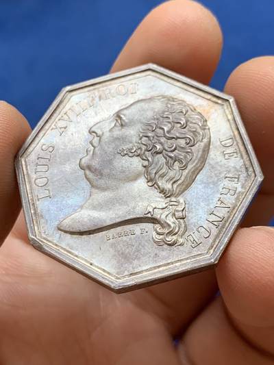 《竞宝斋》第449场 周日，周一，周二  3场连拍 （全场包邮，欢迎送拍） 法国抵押银行八角银质代币，19.8克，36mm，早期无边铭。19世纪初法国建立的“CaisseHypothécaire”体系，是路易十八统治期间的官方金融改革，旨在通过国家担保的抵押贷款促进土地流转与经济发展。