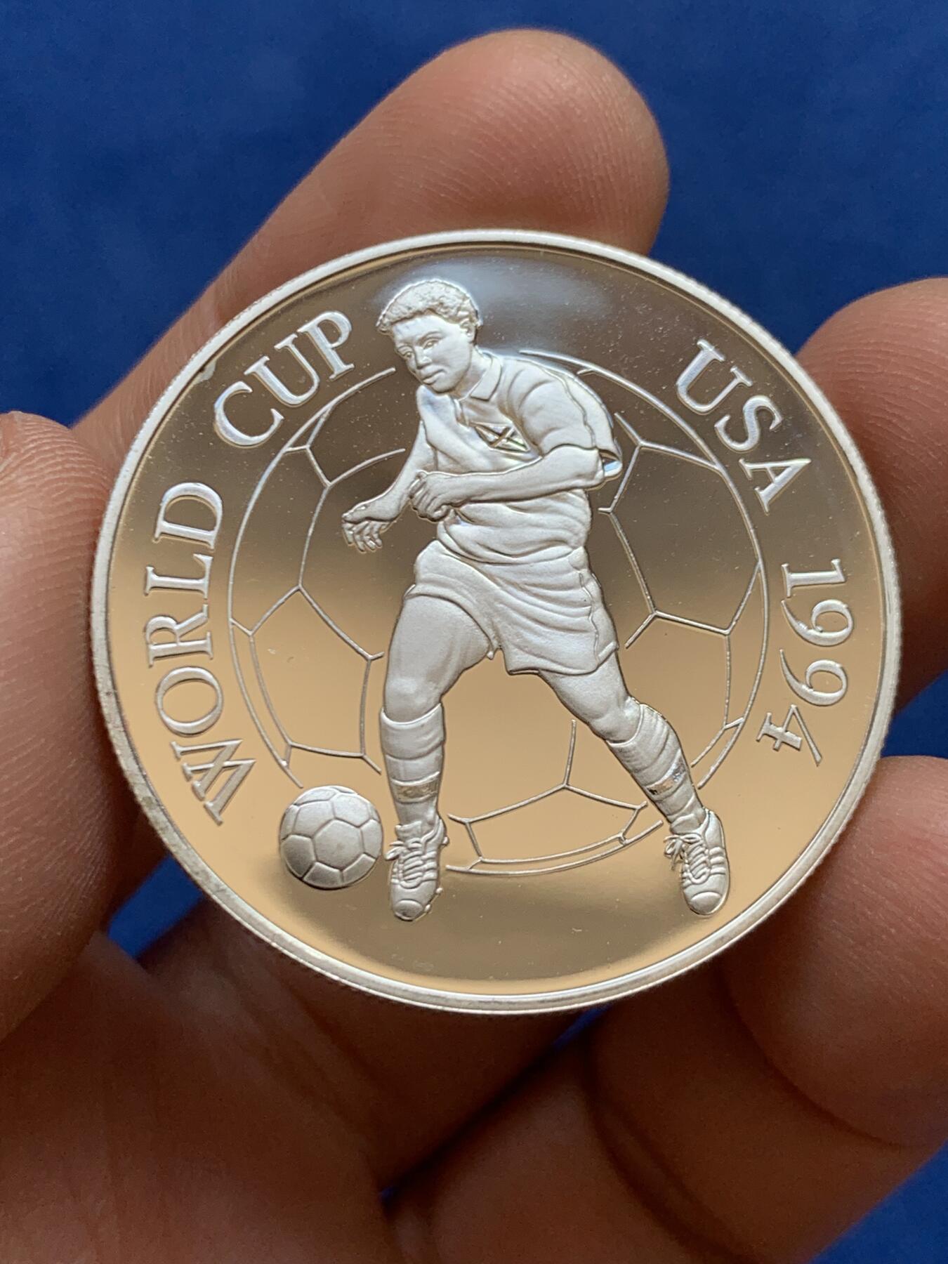 《竞宝斋》第449场 周日，周一，周二  3场连拍 （全场包邮，欢迎送拍） 牙买加1994年美国世界杯大银币 28.25g 925银