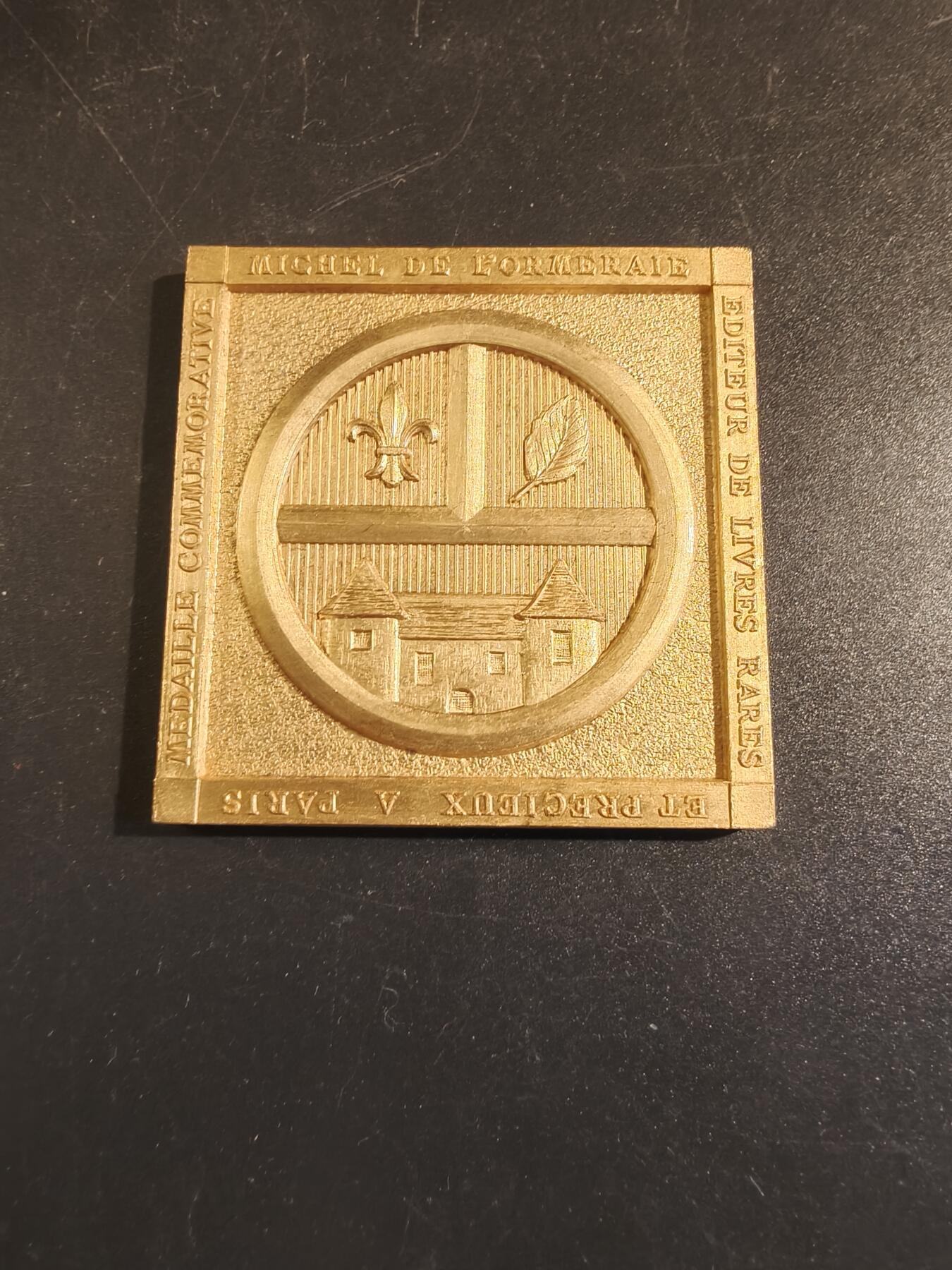 老王徽章第171期 法国存托银行与公证人协会镀金方形纪念章    原盒      直径50mm    重量50g     正面人物是法国著名文学家儒勒斯·凡尔纳。