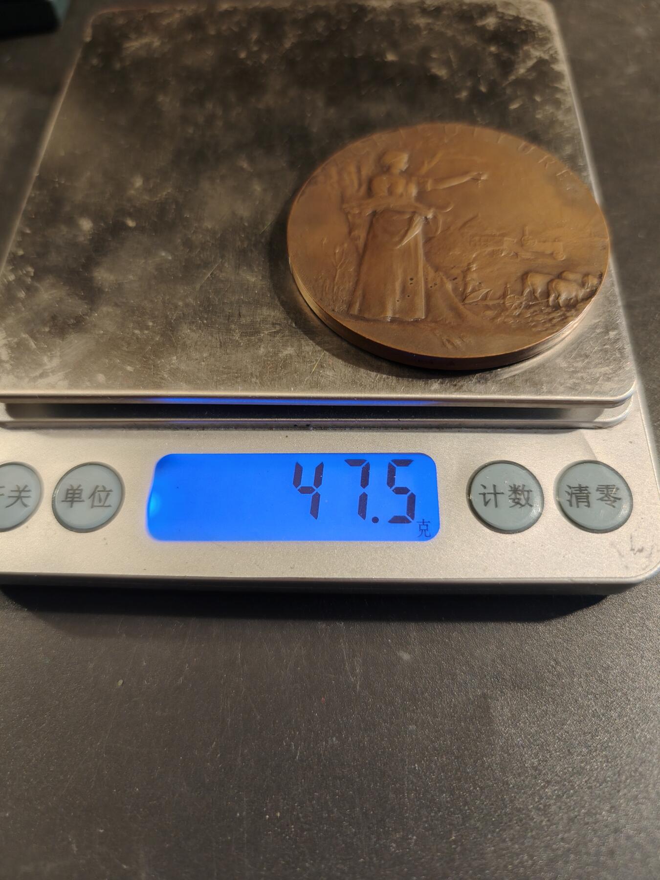 老王徽章第171期 法国萨瓦省圣朱利安昂热讷农业协会大铜章     原盒       大师P.Grandhomme作品     直径50mm     重量47.5g