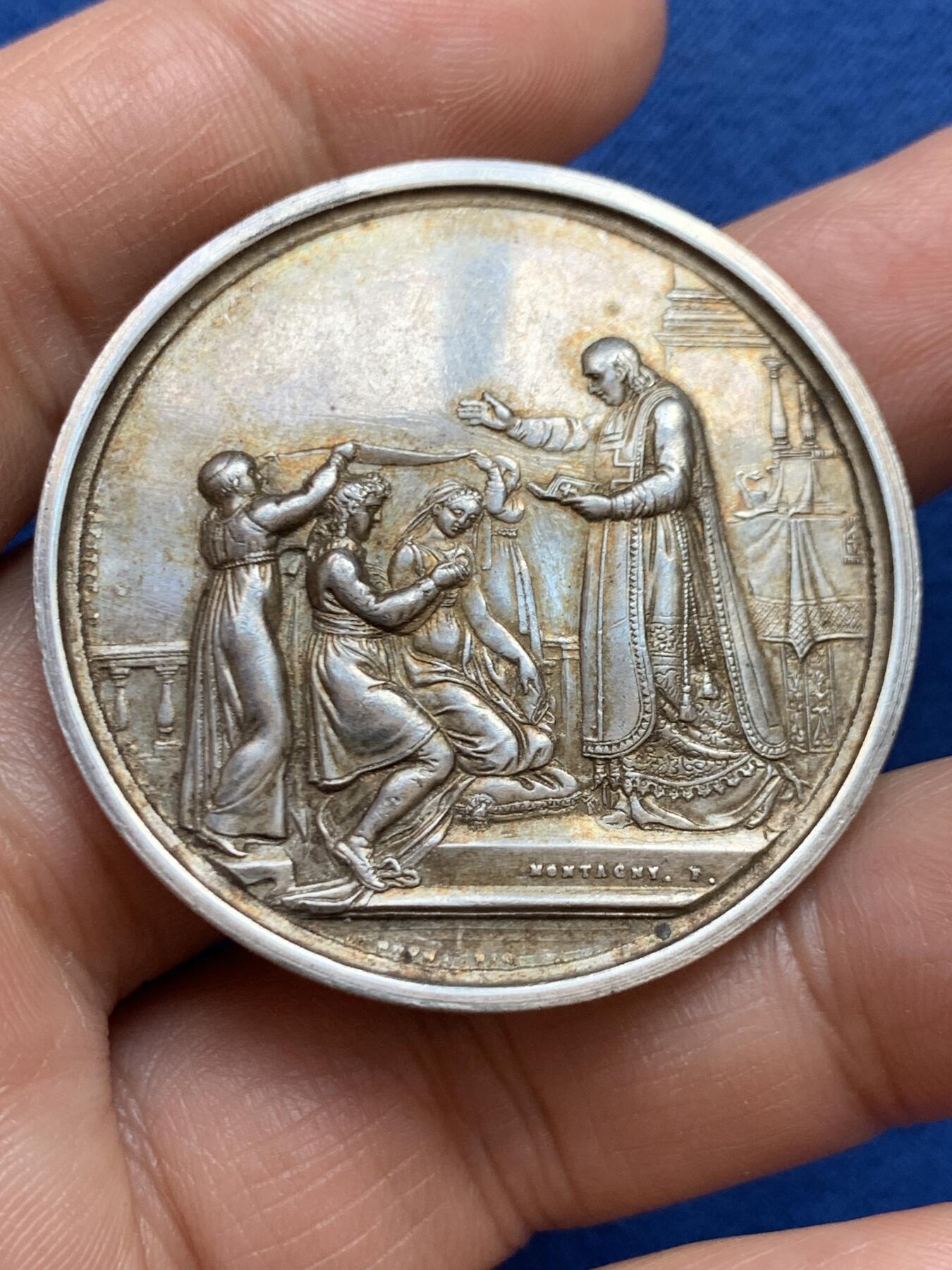 《竞宝斋》第449场 周日，周一，周二  3场连拍 （全场包邮，欢迎送拍） 婚礼银章 细节精美 31.6克 41.6mm超大规格 丰饶角银标 