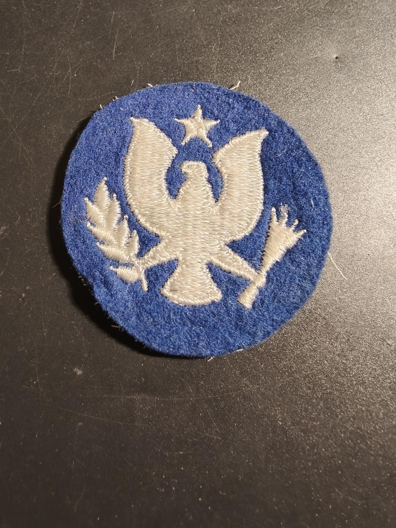 老王徽章第171期 美国二战时期高中胜利军团社区服务臂章    该组织成立于1942 年9 月25 日，旨在让高中生参与战时工作。 