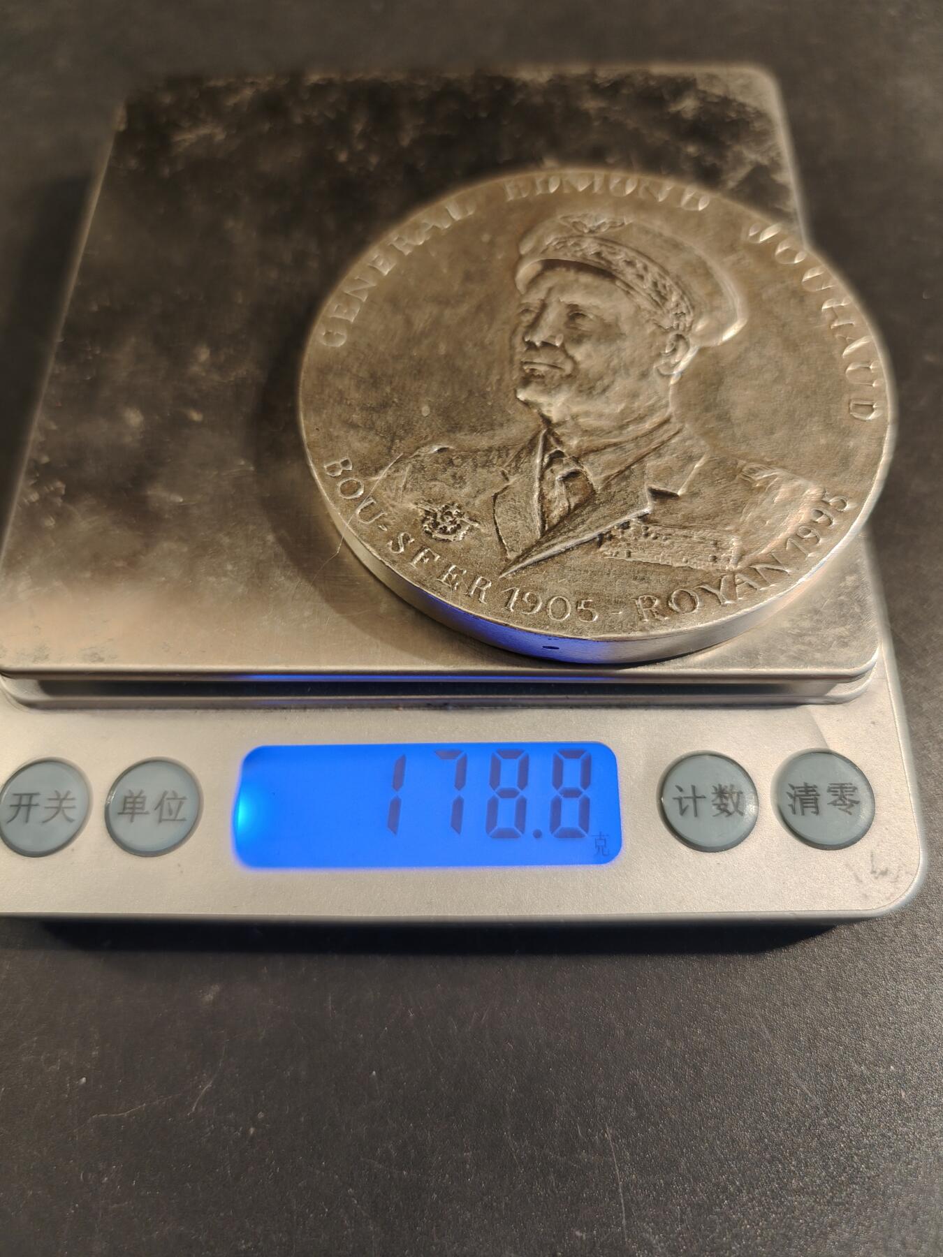 老王徽章第171期 法国空军五星上将埃德蒙·茹奥镀银大铜章     直径68mm     重量178.8g     背面为其名言:生活即战斗！      埃德蒙·茹奥（1905-1995）曾是法国空军五星上将。他最为人所知的是在阿尔及利亚独立战争期间，作为四名将军政变（1961年阿尔及尔政变）的领导人之一，反对戴高乐总统的阿尔及利亚独立政策。 