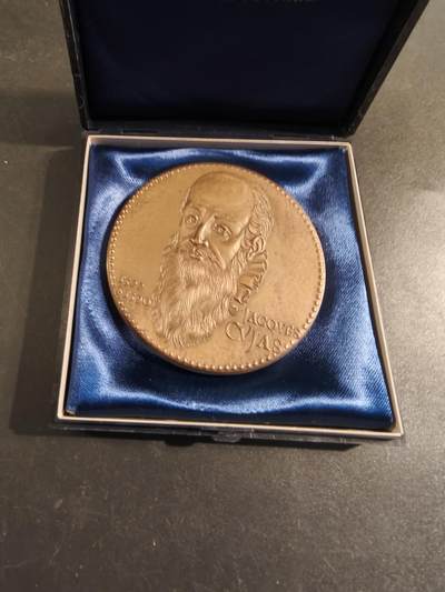 老王徽章第171期 - 法国公证处与存托银行大铜章 原盒 直径60mm 重量134.2g 正面人物为雅克·库雅斯，他是法国文艺复兴时期著名的法学家和古典学者。