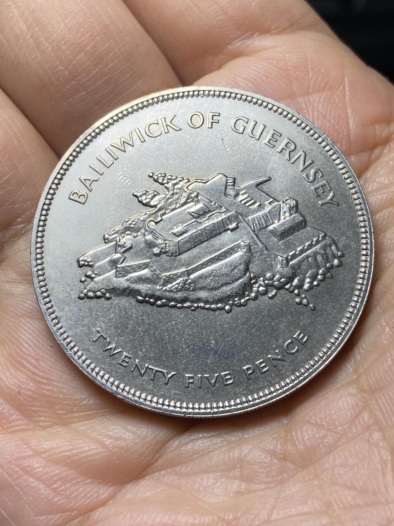 2025年第一百四十四场(总第一百七十场）品种丰富英国一线回流散币年末特拍场第一场(免佣金) 原光好品–英属根西岛🇬🇬1977年25便士克朗型币(伊丽莎白二世登基25周年银禧纪念币)