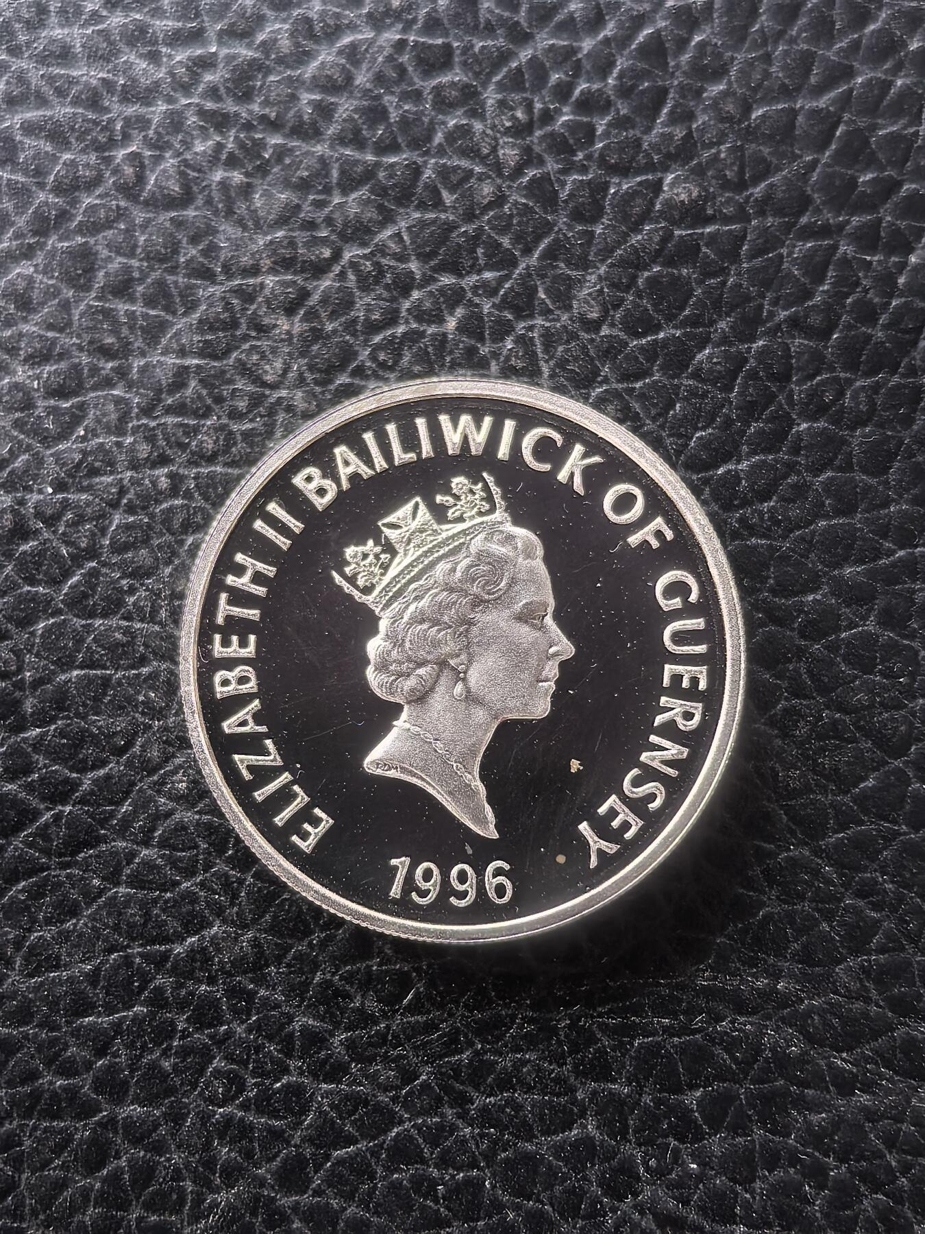 道一币馆币章第一百六十一场 根西岛1996年伊丽莎白二世女王70岁寿辰1镑精制银币 9.5g 925S