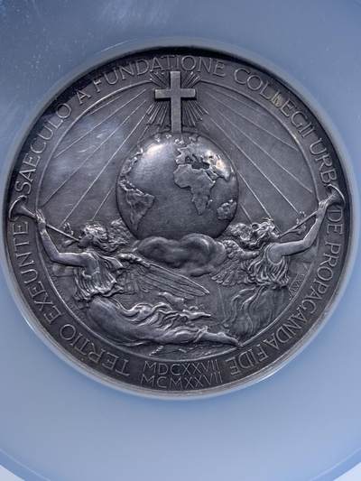 《竞宝斋》第449场 周日，周一，周二  3场连拍 （全场包邮，欢迎送拍） NGC MS61 梵蒂冈1927年庇护十一世教皇大银章，直径60MM大型少见，超高人像浮雕，地球图案精美，加大加厚盒。