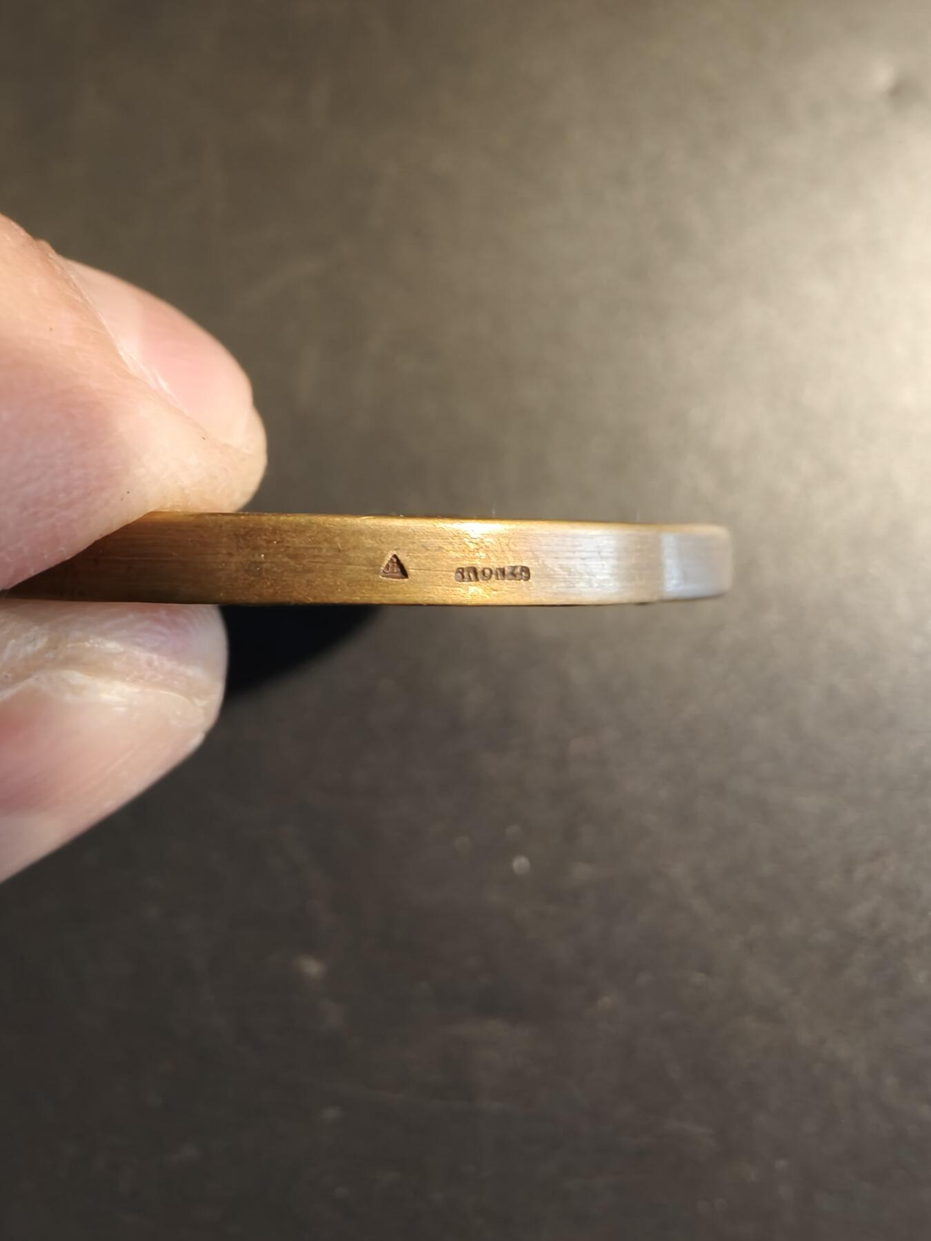 老王徽章第171期 法国萨瓦省圣朱利安昂热讷农业协会大铜章     原盒       大师P.Grandhomme作品     直径50mm     重量48.9g