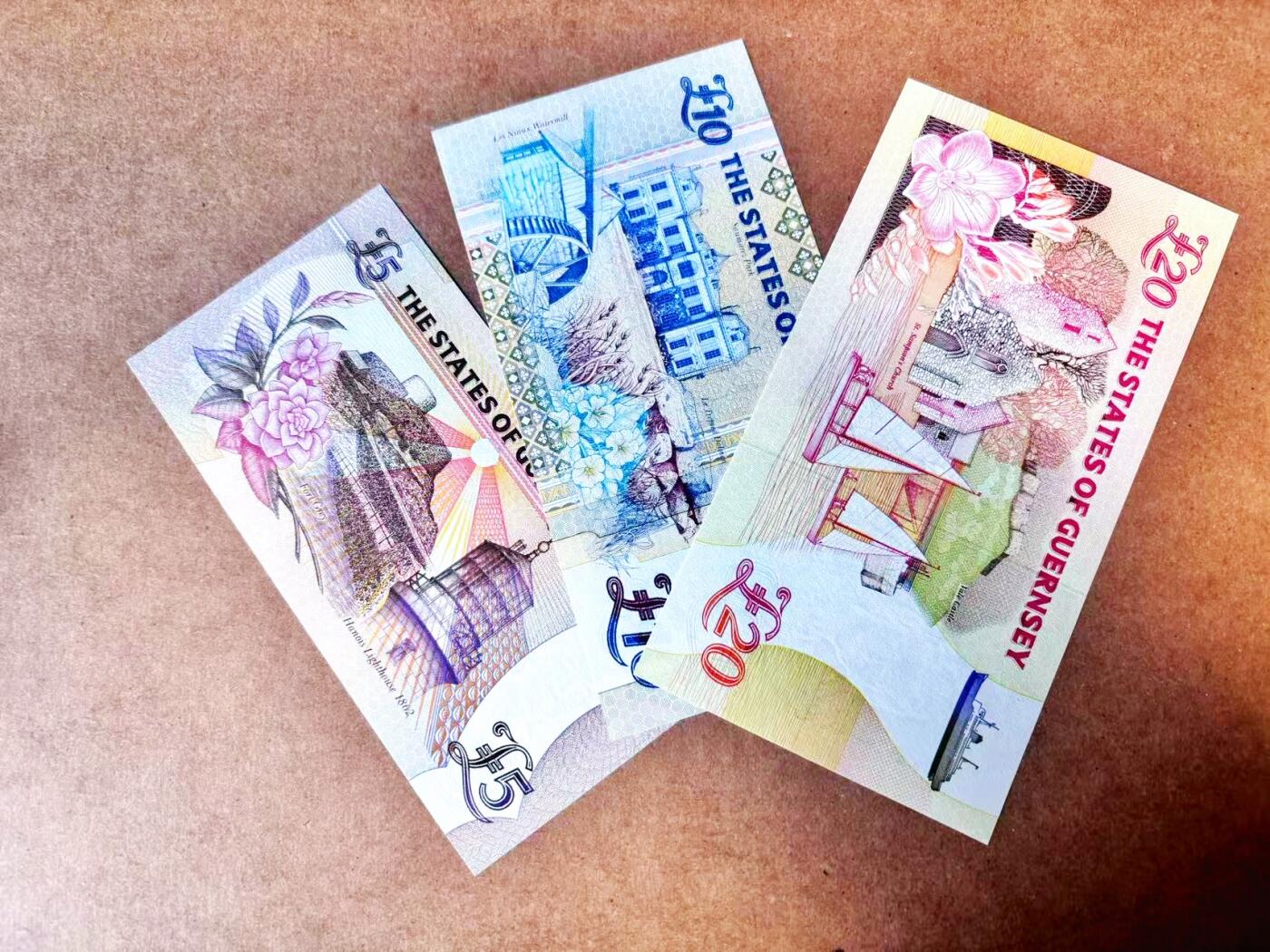 【Blue Auction】世界纸币精拍第766期——18级TOP拍卖/信誉/品质/专业/高效💫 【一组3张 均为初版A冠百位小号 含无47】根西 1995-1996年5-10-20镑 女王 设计精美 全新UNC