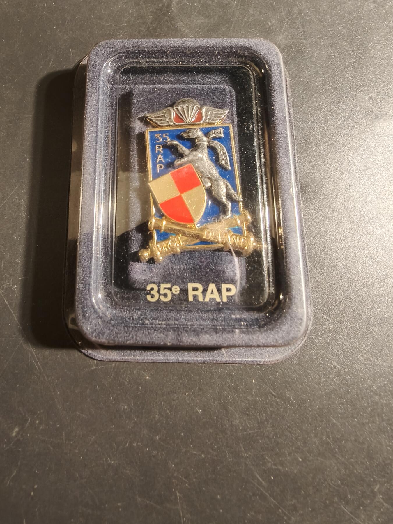 老王徽章第171期 法国第35伞降炮兵团证章    原盒