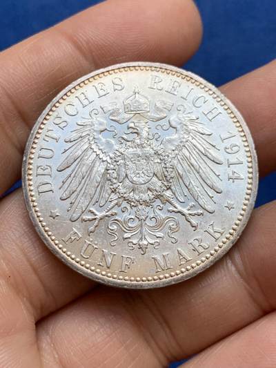 《竞宝斋》第449场 周日，周一，周二  3场连拍 （全场包邮，欢迎送拍） 德意志帝国1914年普鲁士戎装威廉二世5马克银币， 带光好品，发行量比1913少很多，卷首币五彩，实物很漂亮，一战历史的见证者