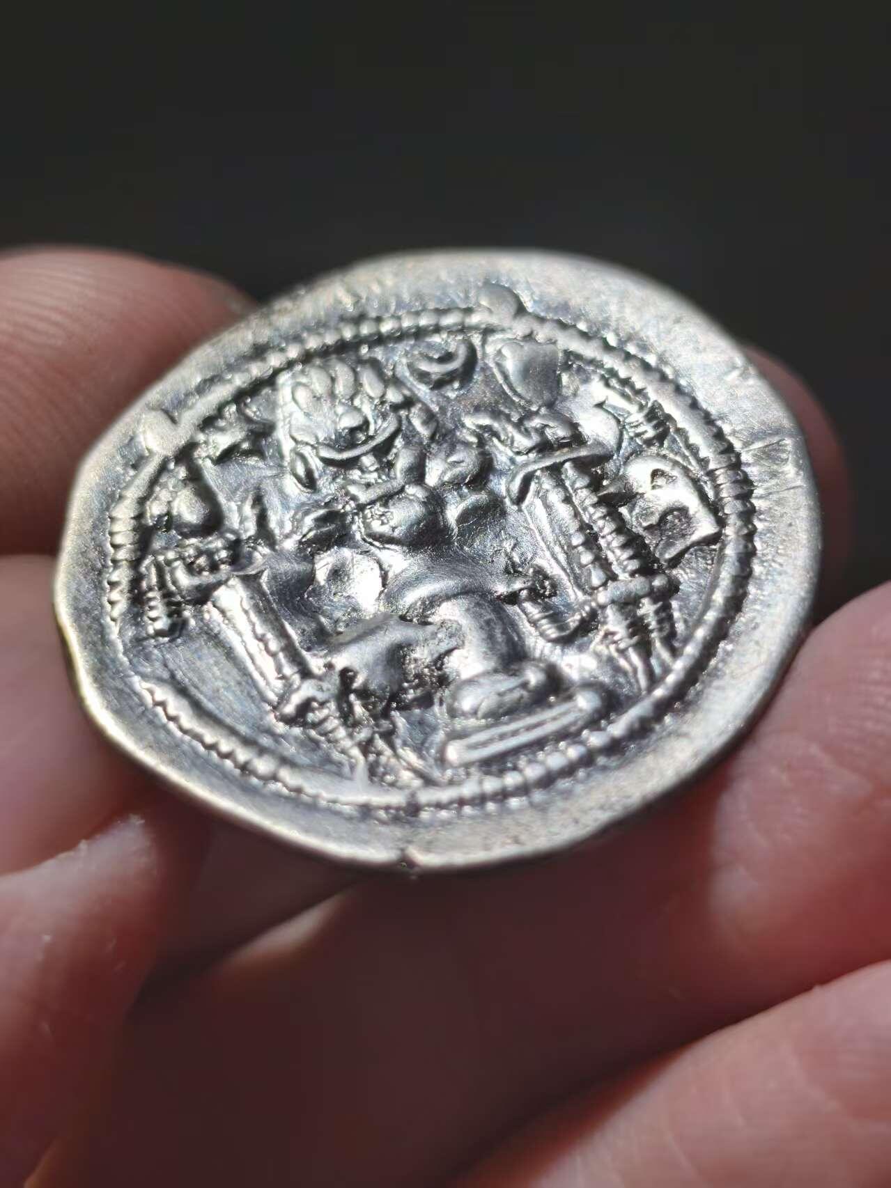 星盘世界钱币十二月二十七日古典币专场 稀少！波斯萨珊巴拉什银币，十分少见的人物，状态还不错，484年至488年铸造。巴拉什成功平息了境内的亲族叛乱。他的政策以清明和宽容著称，特别是对基督徒的宽容政策。然而，这也导致他在488年被贵族罢黜。