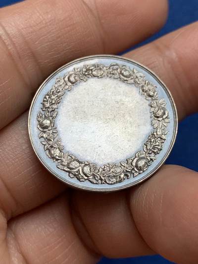 《竞宝斋》第449场 周日，周一，周二  3场连拍 （全场包邮，欢迎送拍） 婚礼银章 背面无刻字 10.9克 27.9mm 丰饶角1银标