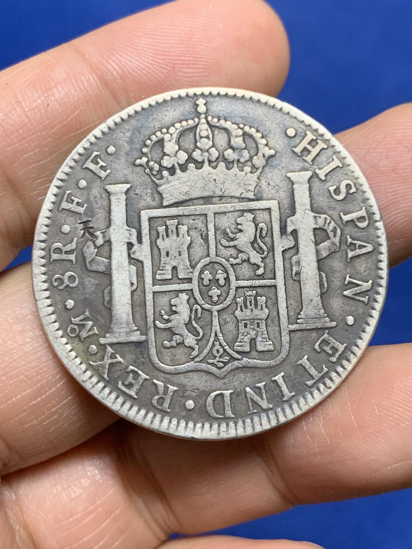 《竞宝斋》第449场 周日，周一，周二  3场连拍 （全场包邮，欢迎送拍） 西属墨西哥 1778年 卡三 8里亚尔双柱大银币 整体不错 有戳其它细节见图