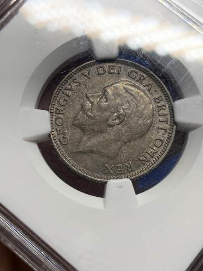 《竞宝斋》第449场 周日，周一，周二  3场连拍 （全场包邮，欢迎送拍） NGC MS64 亚军分 英国乔治五世1933年站狮1先令银币，原味深彩+老盒，好状态无须多言。由于流通充分，高分比早期版更少，是乔五套中易被忽视的小难点，同分书价100美元。更高仅3枚65