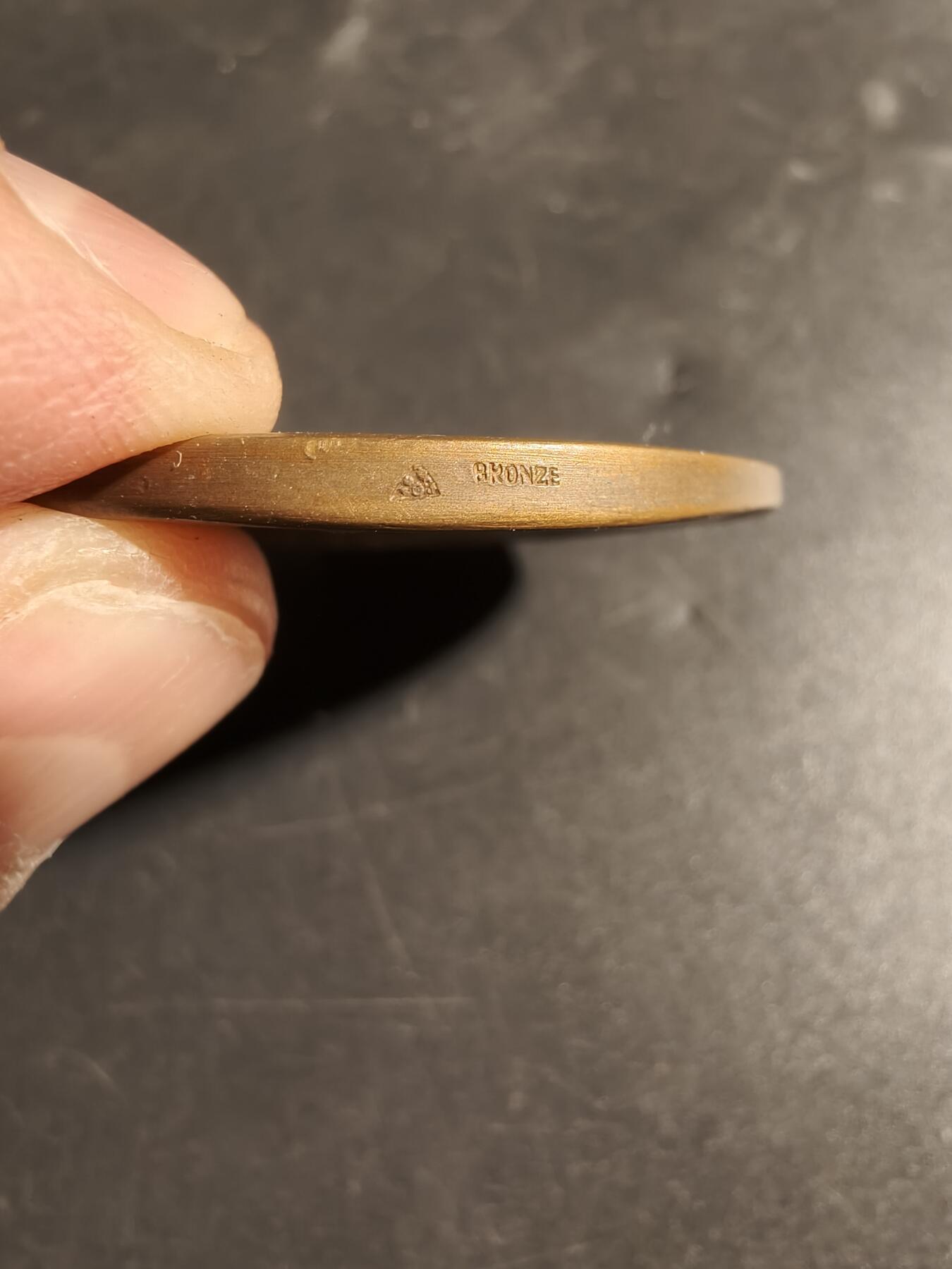 老王徽章第171期 法国百达翡丽1927年学徒竞赛展览大铜章    正面为高卢人，大师皮列作品      直径48mm     重量42.4g