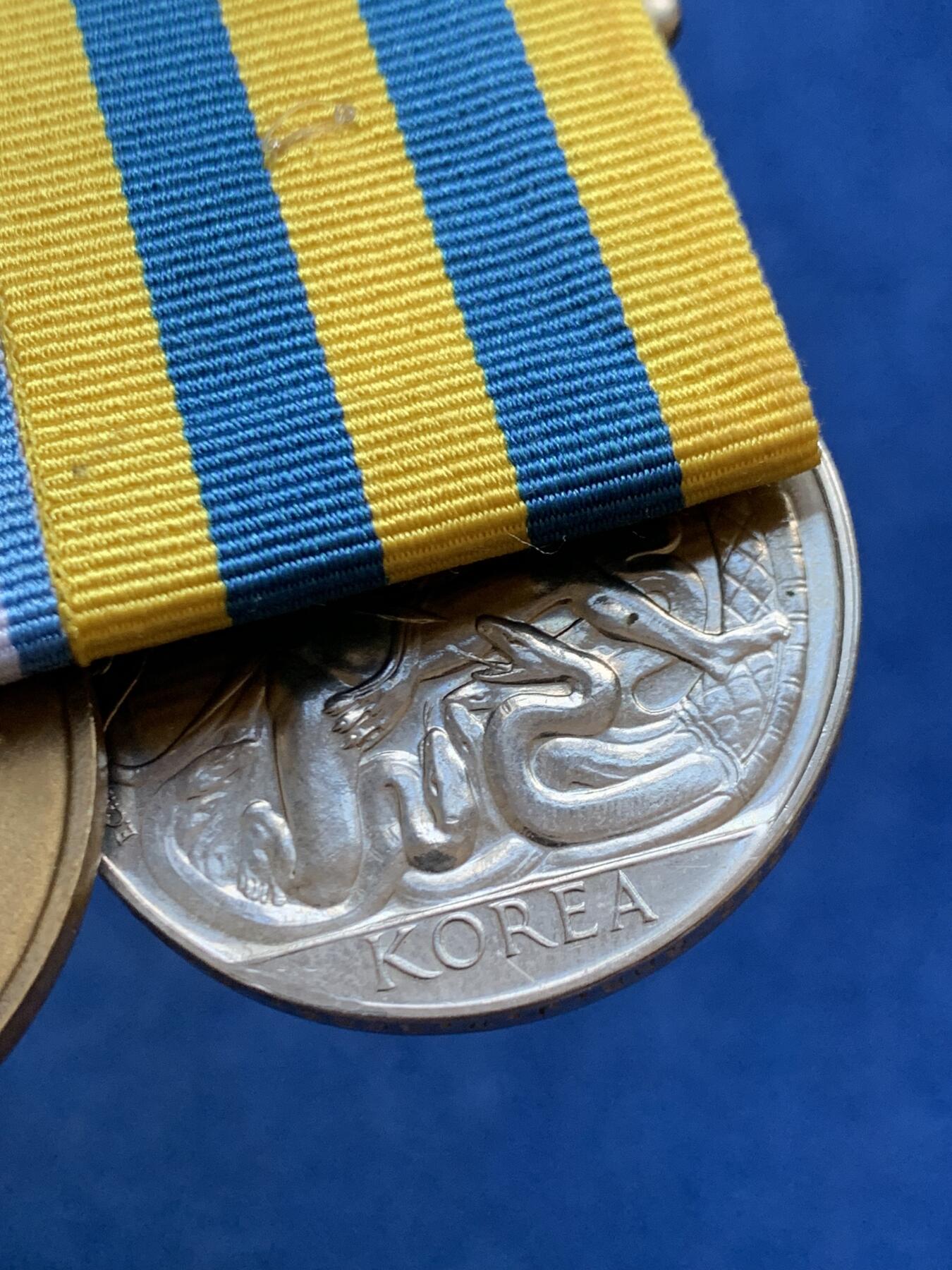 《竞宝斋》第449场 周日，周一，周二  3场连拍 （全场包邮，欢迎送拍） 英国1950-53朝鲜战争奖章 两联联排 礼服挂 包括：英国朝鲜战争奖章和联合国朝鲜战争服役奖章  带边铭授予皇家炮兵