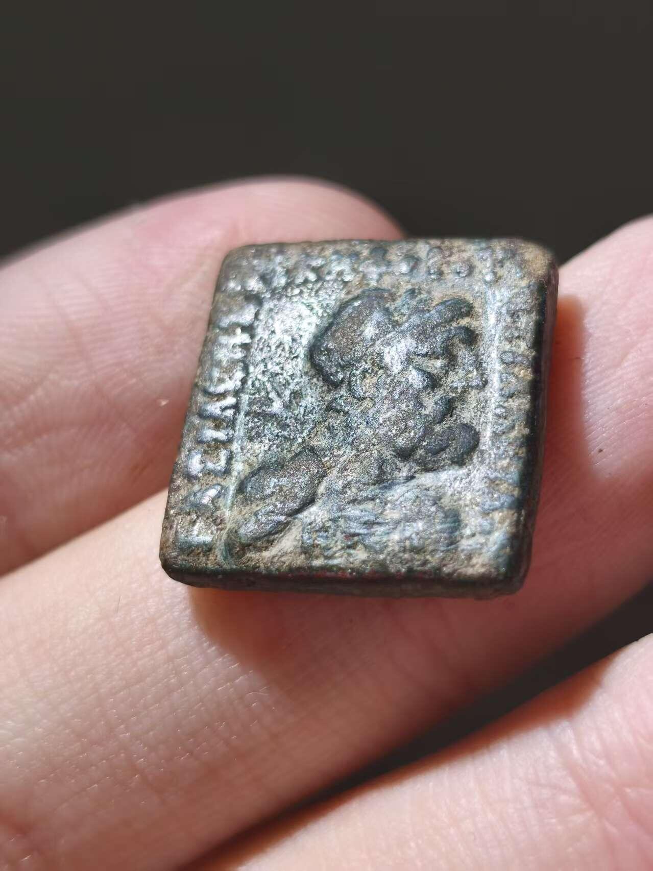 星盘世界钱币十二月二十七日古典币专场 典藏极品！巴克特里亚方铜币，安提亚基达斯大王，这个属于半人像type，好品十分少见，正面是宙斯手持雷霆杖，背面是双子帽