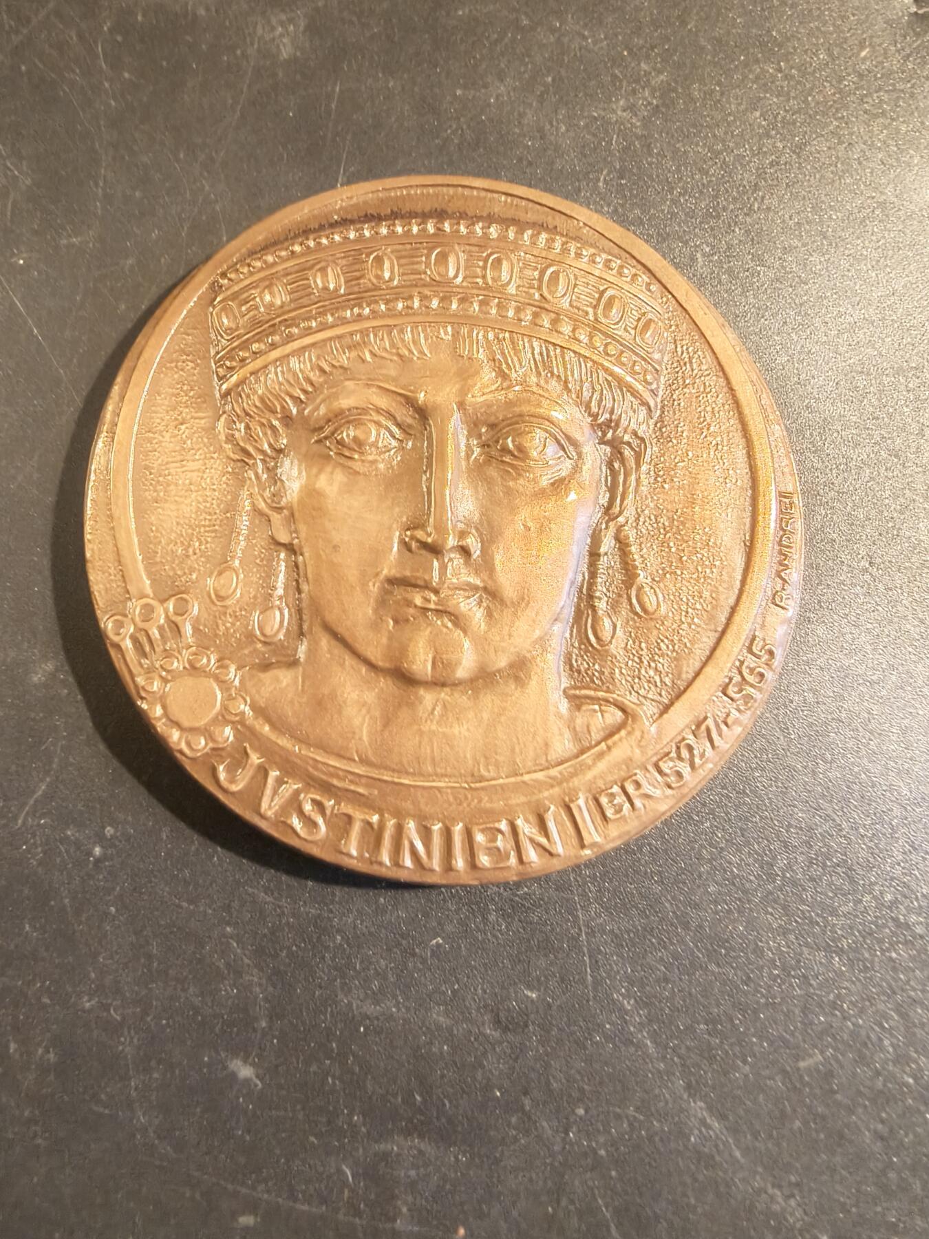 老王徽章第171期 法国公证处与存托银行大铜章 原盒 直径60mm 重量133.9g 正面人物为拜占庭国王查士丁尼一世