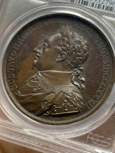 《竞宝斋》第449场 周日，周一，周二  3场连拍 （全场包邮，欢迎送拍） 唯一冠军分 PCGS SP63 瑞典1832年古斯塔夫二世纪念大铜章，稀少品种，加厚盒。瑞典国王中唯一有大帝称号的雄主，“北方雄狮”。背面女神仅着半身裙，打扮清凉，如此穿着是女神和天使的象征。加厚盒