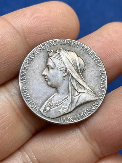 《竞宝斋》第449场 周日，周一，周二  3场连拍 （全场包邮，欢迎送拍） - 英国1897年维多利亚女王登基60周年银质奖章，直径25.6mm，重约9.6g。