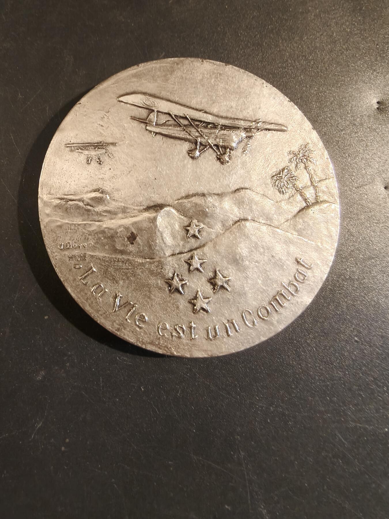 老王徽章第171期 法国空军五星上将埃德蒙·茹奥镀银大铜章     直径68mm     重量178.8g     背面为其名言:生活即战斗！      埃德蒙·茹奥（1905-1995）曾是法国空军五星上将。他最为人所知的是在阿尔及利亚独立战争期间，作为四名将军政变（1961年阿尔及尔政变）的领导人之一，反对戴高乐总统的阿尔及利亚独立政策。 