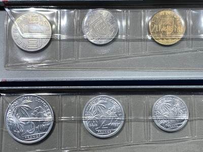 《竞宝斋》第449场 周日，周一，周二  3场连拍 （全场包邮，欢迎送拍） 法属留尼汪科摩罗1964年2套10枚装套币 法国造币厂铸造，铝币和黄铜币，年代久远保存不易，本套品相保存不错，细节见图