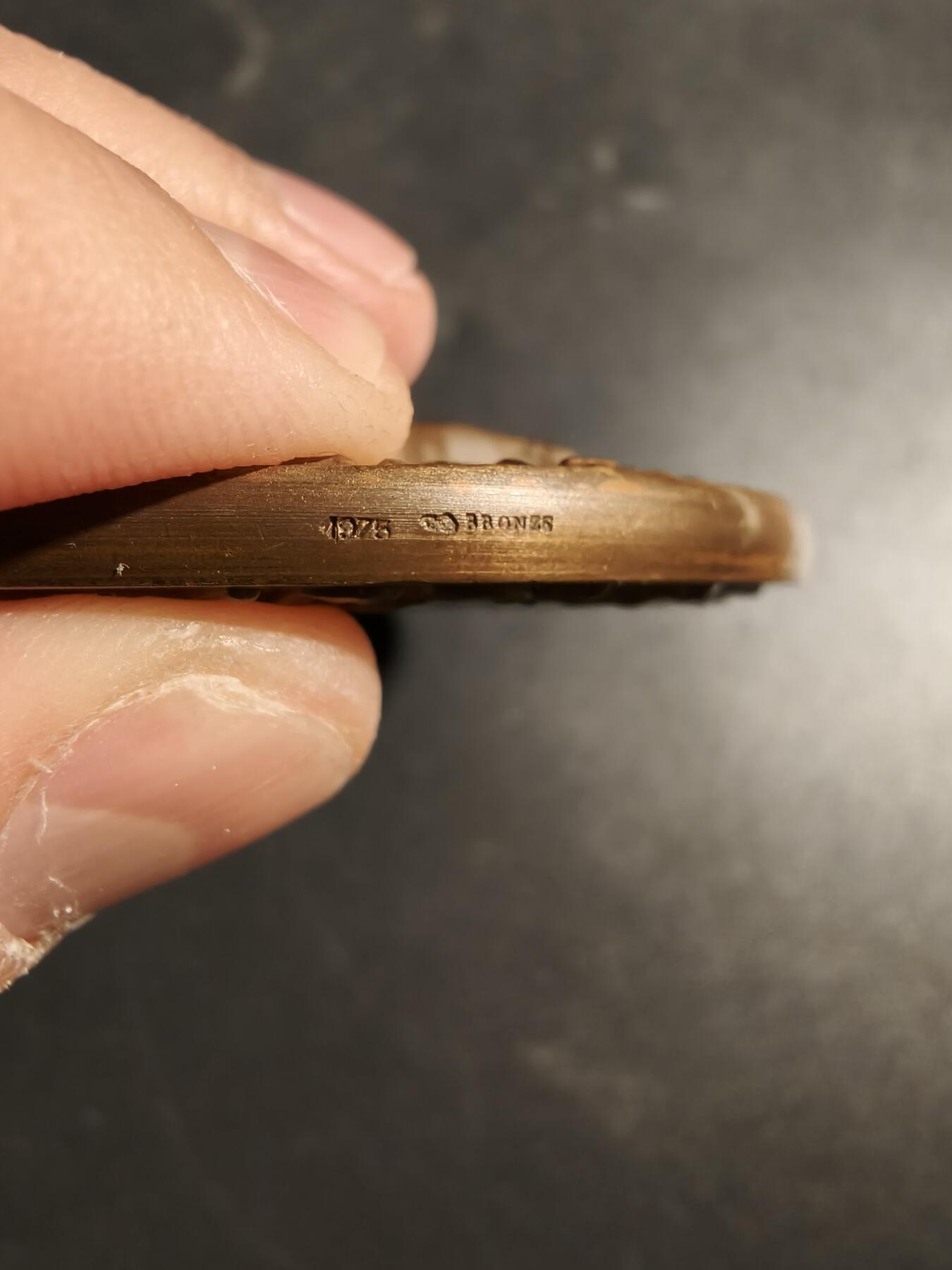 老王徽章第171期 法国国库服务国家学校毕业大铜章     正面为法兰西科学院院士马塞尔·帕尼奥尔     高浮雕     科尔宾作品     直径81mm     重量308.8g