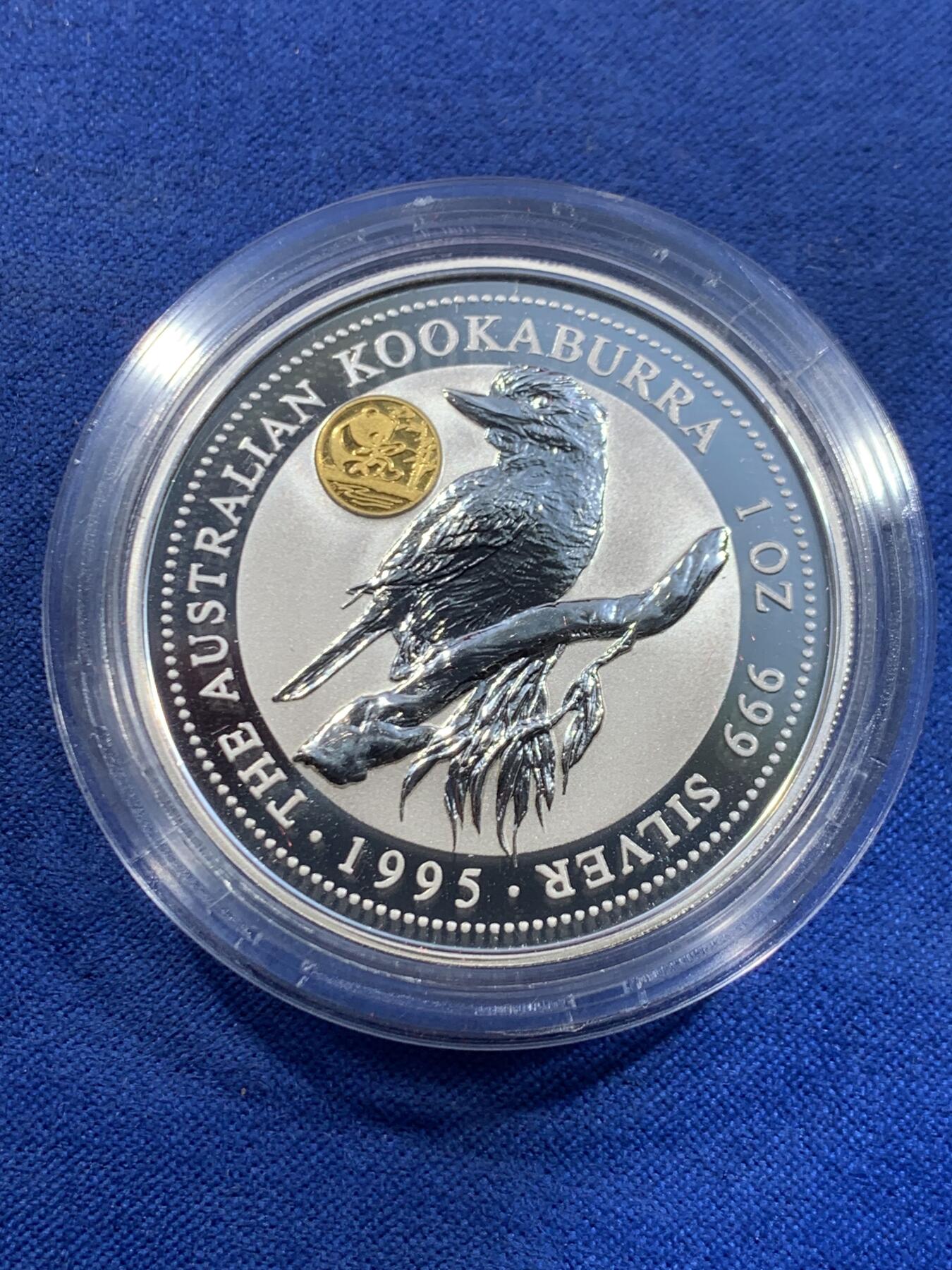 《竞宝斋》第449场 周日，周一，周二  3场连拍 （全场包邮，欢迎送拍） 澳大利亚 1995年 笑翠鸟 熊猫镶嵌银币 含纯银1盎司999银，金猫重0.5克黄金，发行1.5万枚，为北京国际钱币邮票展而发行 原盒证