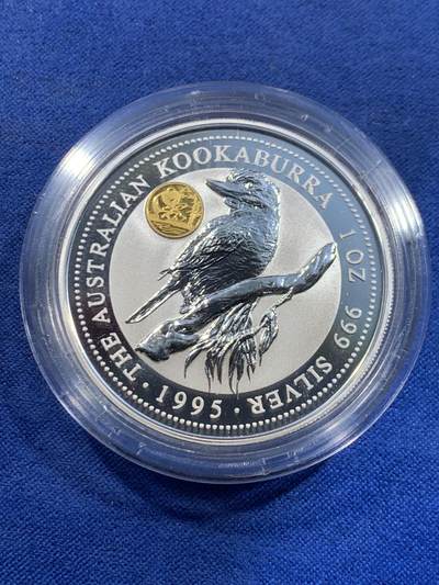 《竞宝斋》第449场 周日，周一，周二  3场连拍 （全场包邮，欢迎送拍） 澳大利亚 1995年 笑翠鸟 熊猫镶嵌银币 含纯银1盎司999银，金猫重0.5克黄金，发行1万枚，为北京国际钱币邮票展而发行 原盒证