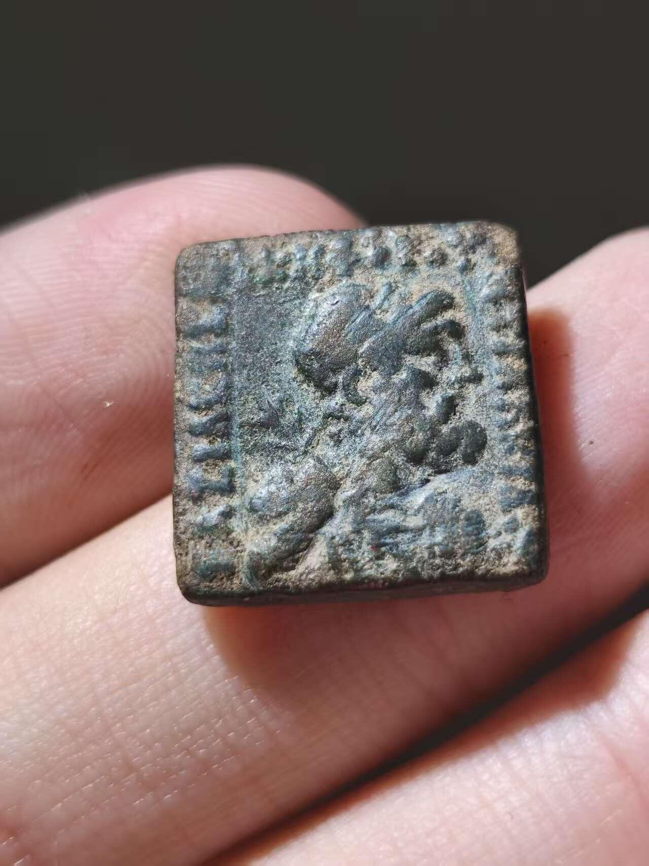 星盘世界钱币十二月二十七日古典币专场 典藏极品！巴克特里亚方铜币，安提亚基达斯大王，这个属于半人像type，好品十分少见，正面是宙斯手持雷霆杖，背面是双子帽