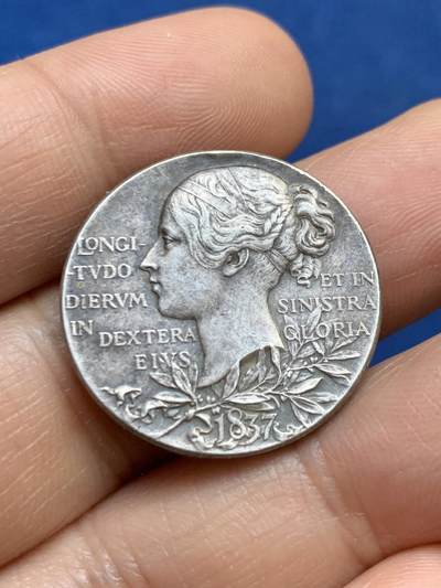 《竞宝斋》第449场 周日，周一，周二  3场连拍 （全场包邮，欢迎送拍） 英国1897年维多利亚女王登基60周年银质奖章，直径25.6mm，重约9.6g。