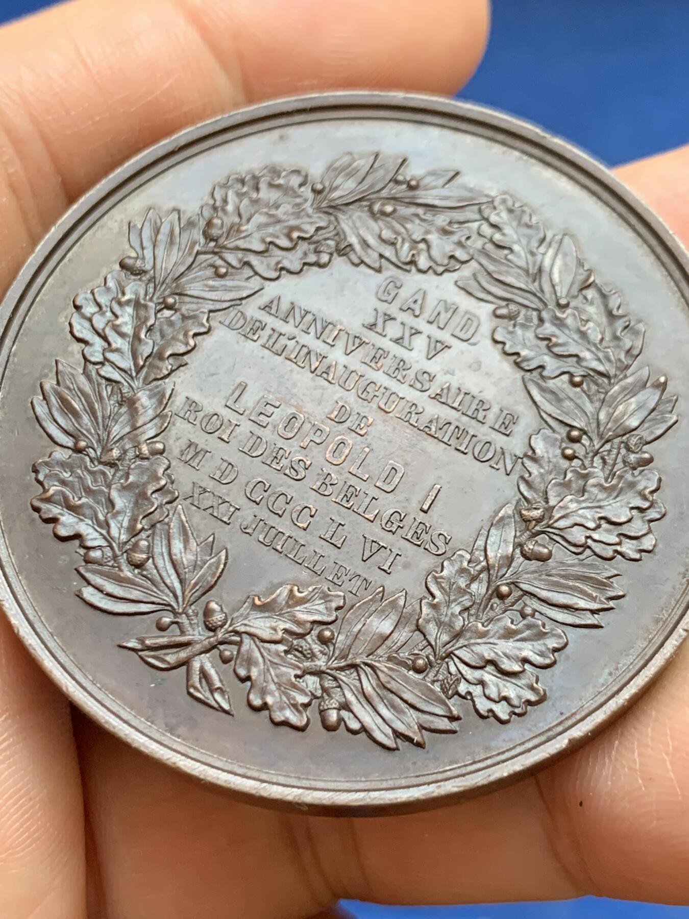 《竞宝斋》第449场 周日，周一，周二  3场连拍 （全场包邮，欢迎送拍） 比利时利奥波德一世国王加冕25周年纪念铜章，正面为根特城市建筑，以高浮雕形式呈现了它的立面，极丰富的细节展示当时雕刻工艺的极致状态，49.6克，50.3mm