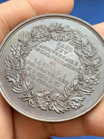 《竞宝斋》第449场 周日，周一，周二  3场连拍 （全场包邮，欢迎送拍） 比利时利奥波德一世国王加冕25周年纪念铜章，正面为根特城市建筑，以高浮雕形式呈现了它的立面，极丰富的细节展示当时雕刻工艺的极致状态，49.6克，50.3mm