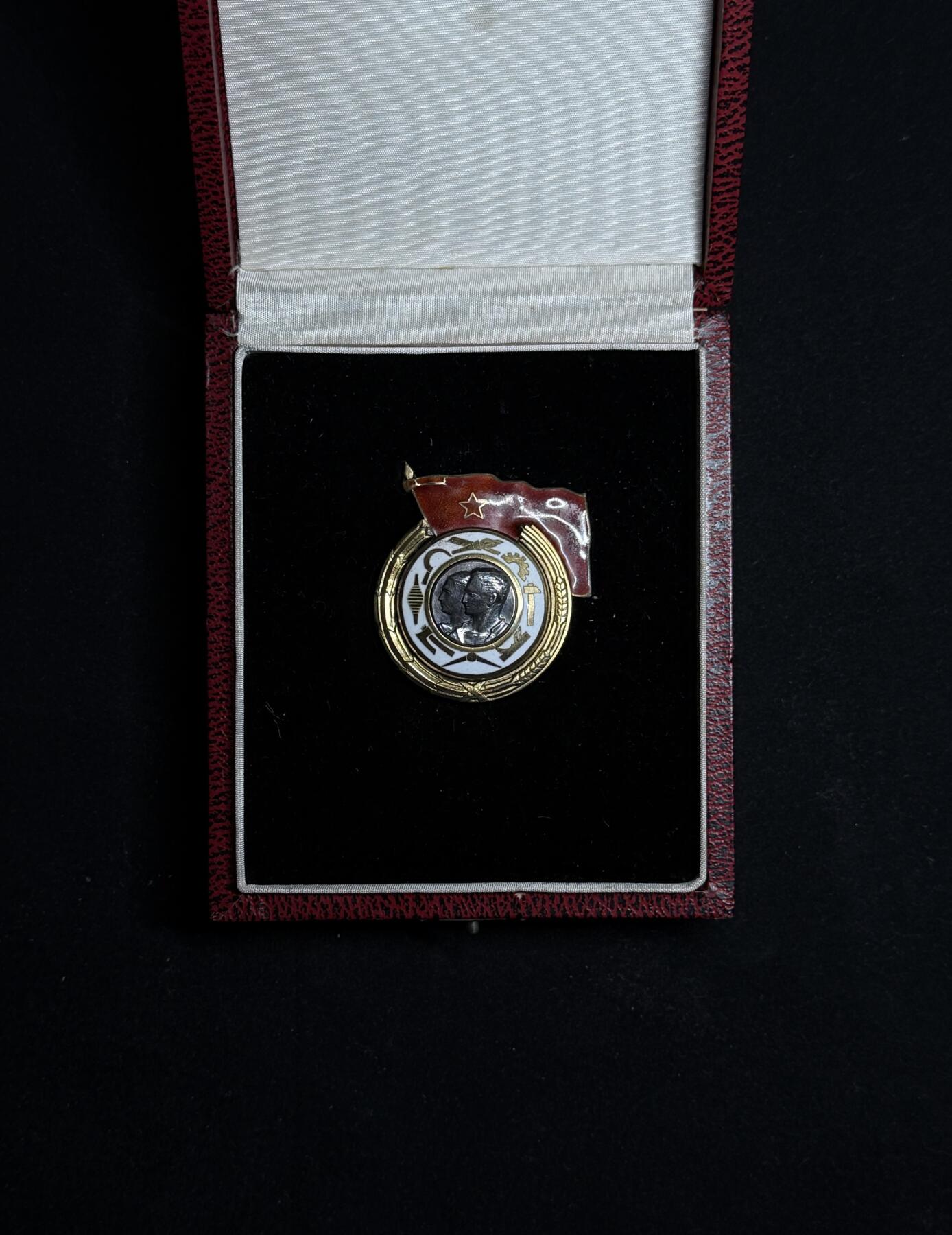欢庆元旦！戎马世界章牌大赏第109期元旦大拍 南斯拉夫一级劳动勋章，带原盒，号段1277，银制，非常少见的过渡版（转轮向别针过渡短暂存在的版本）