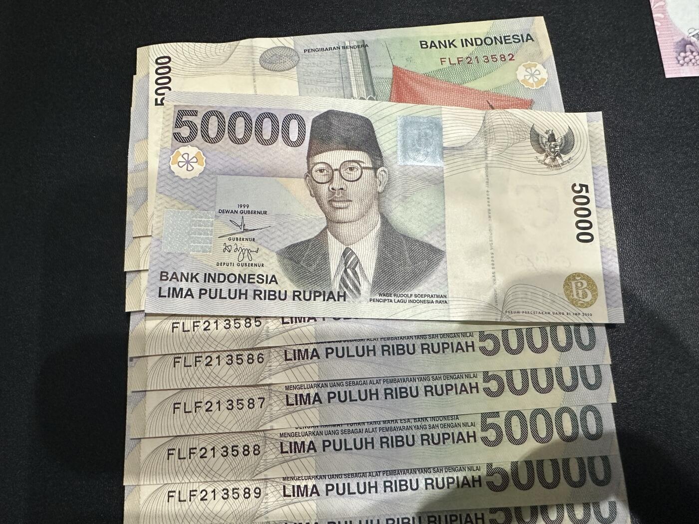 《外钞收藏家》第五百九十六期（精品大拍场）（本平台长期征集拍品、欢迎藏友们联系合作） 印度尼西亚99年5万卢比标十连号（号码81-90，大部分全程无47）	UNC