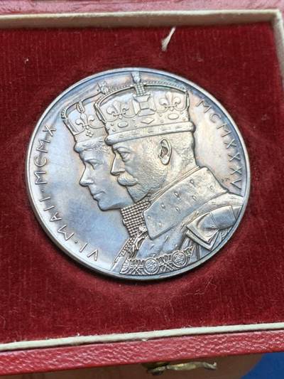 《竞宝斋》第449场 周日，周一，周二  3场连拍 （全场包邮，欢迎送拍） 英国1935年乔治五世登基25周年纪念银章，15.7克，31.6mm，好品相，带原盒。