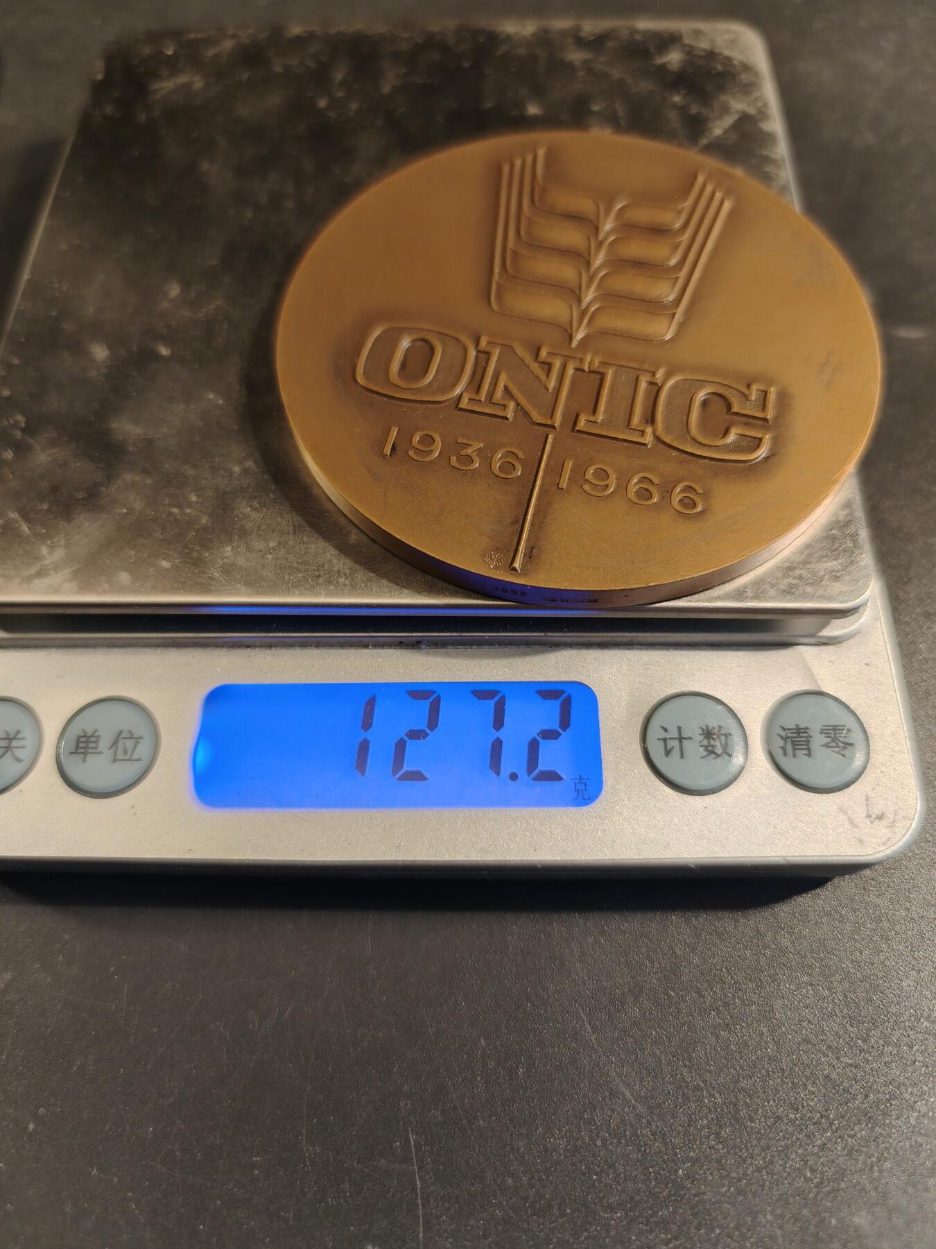 老王徽章第171期 法国农业部谷物行业协会大铜章     直径68mm    重量127.2g