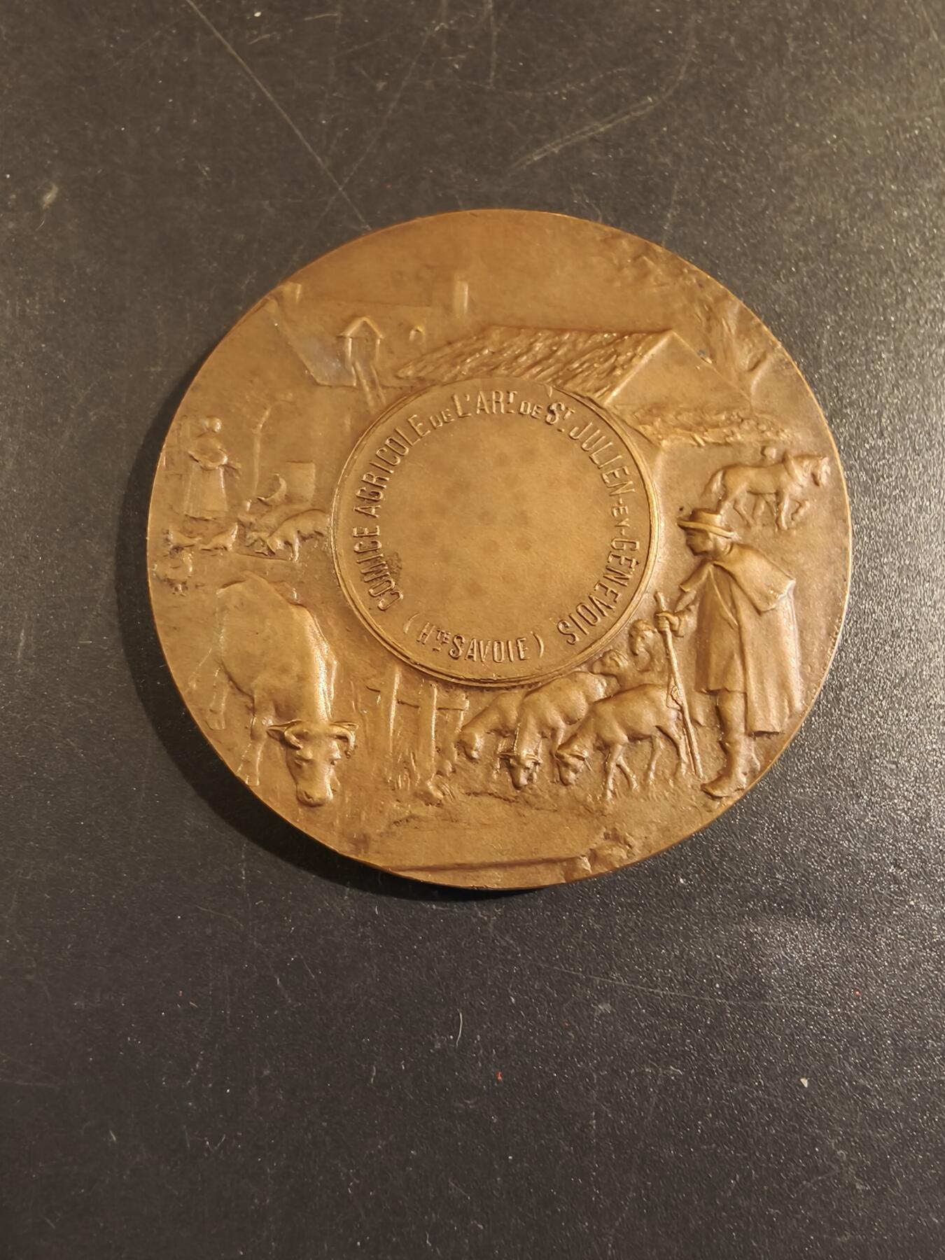 老王徽章第171期 法国萨瓦省圣朱利安昂热讷农业协会大铜章     原盒       大师P.Grandhomme作品     直径50mm     重量53.6g