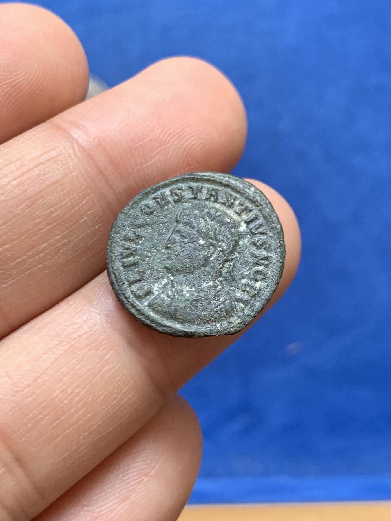 《竞宝斋》第449场 周日，周一，周二  3场连拍 （全场包邮，欢迎送拍） 两枚一组 古罗马瓦勒良1安东尼银币，被波斯俘虏的罗马皇帝，背面瓦勒良和他儿子加里恩努斯，安条克造币厂。 君士坦提乌斯二世1富利洗银币，背面营地大门，银层完整，尼科米底亚造币厂