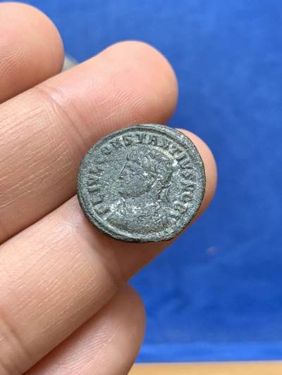 《竞宝斋》第449场 周日，周一，周二  3场连拍 （全场包邮，欢迎送拍） 两枚一组 古罗马瓦勒良1安东尼银币，被波斯俘虏的罗马皇帝，背面瓦勒良和他儿子加里恩努斯，安条克造币厂。 君士坦提乌斯二世1富利洗银币，背面营地大门，银层完整，尼科米底亚造币厂