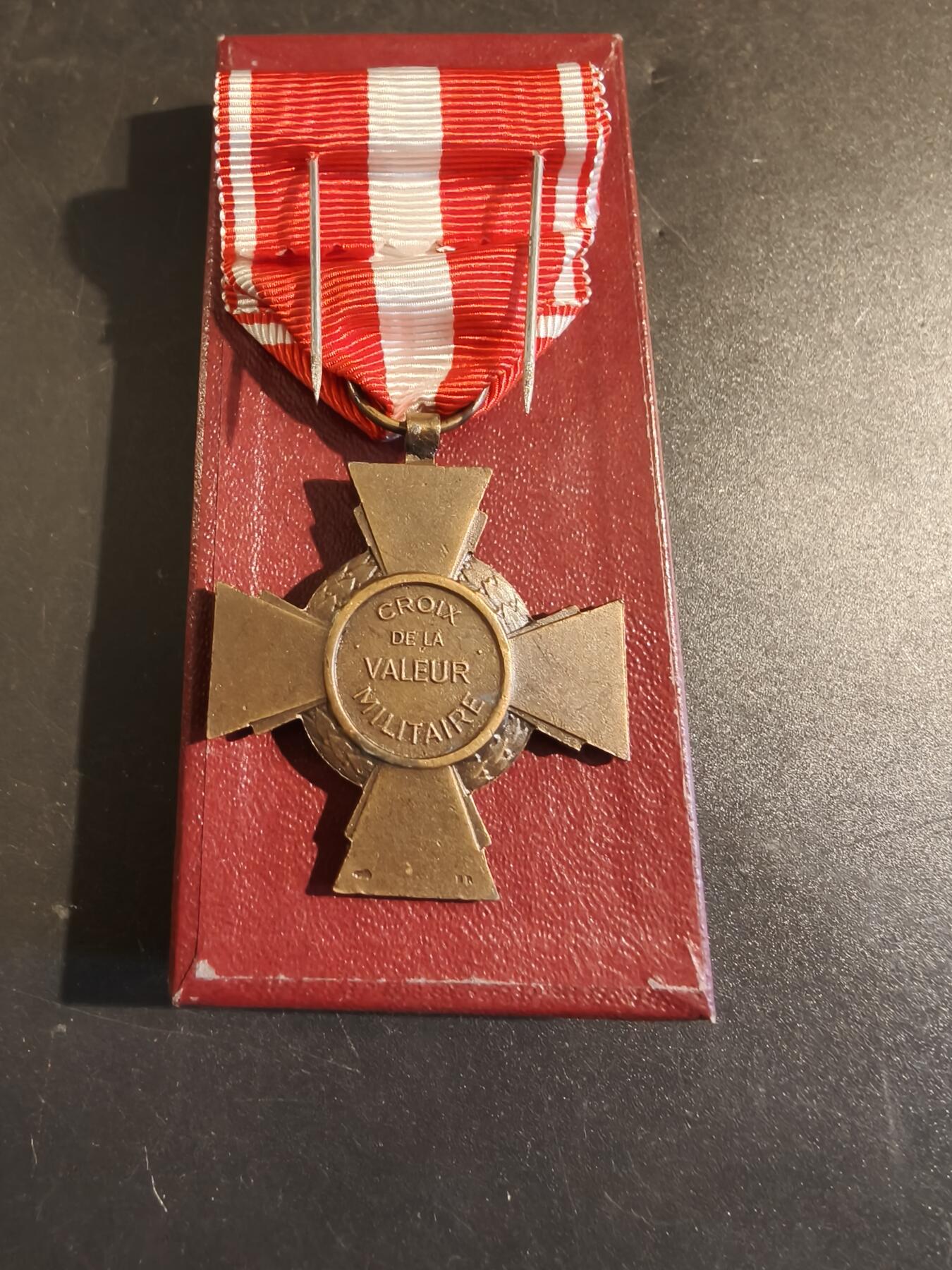 老王徽章第171期 法国海外行动版战斗十字奖章    1颗金星勋饰   带纸盒