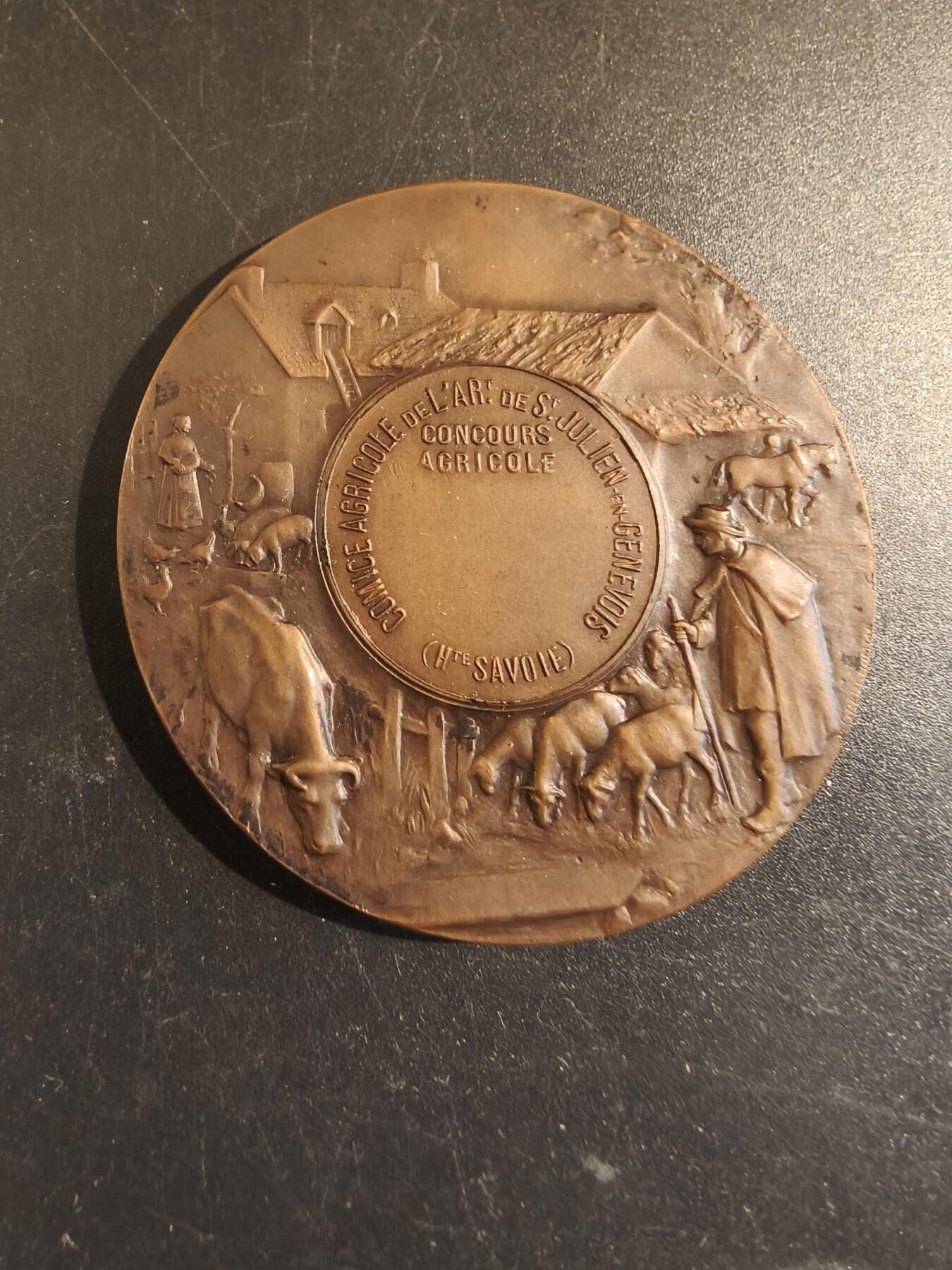 老王徽章第171期 法国萨瓦省圣朱利安昂热讷农业协会大铜章     原盒       大师P.Grandhomme作品     直径50mm     重量47.5g