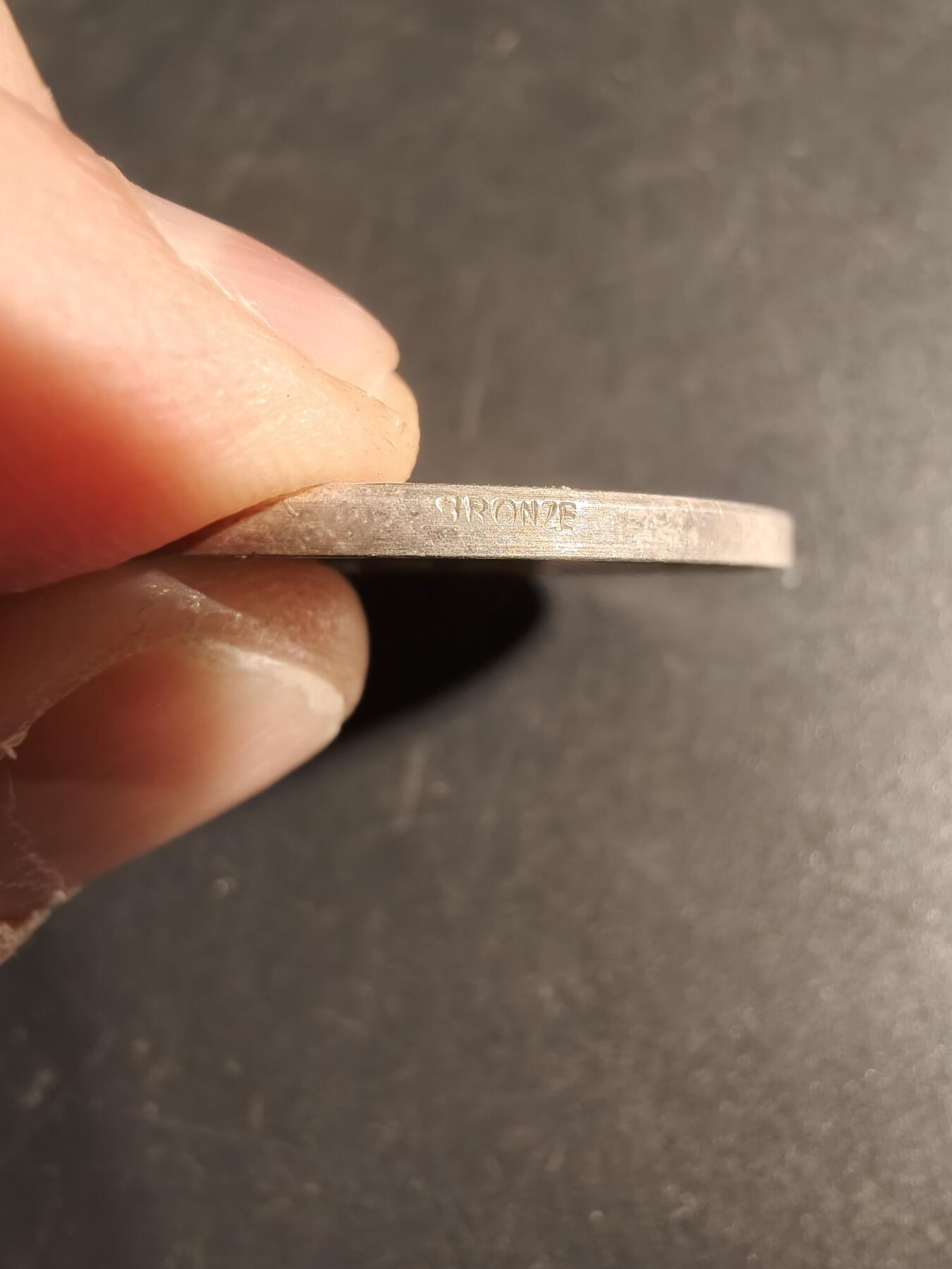 老王徽章第171期 法国化工联合会镀银大铜章     直径36mm    重量19.5g