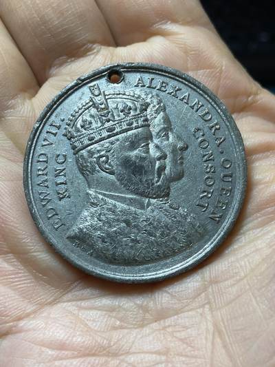 2025年第一百四十四场(总第一百七十场）品种丰富英国一线回流散币年末特拍场第一场(免佣金) - 英国🇬🇧1902年纪念章，白镴材质，直径38.8毫米，厚2.8毫米，重17.02克(伯明翰阿斯顿庄园发行爱德华七世加冕纪念章)