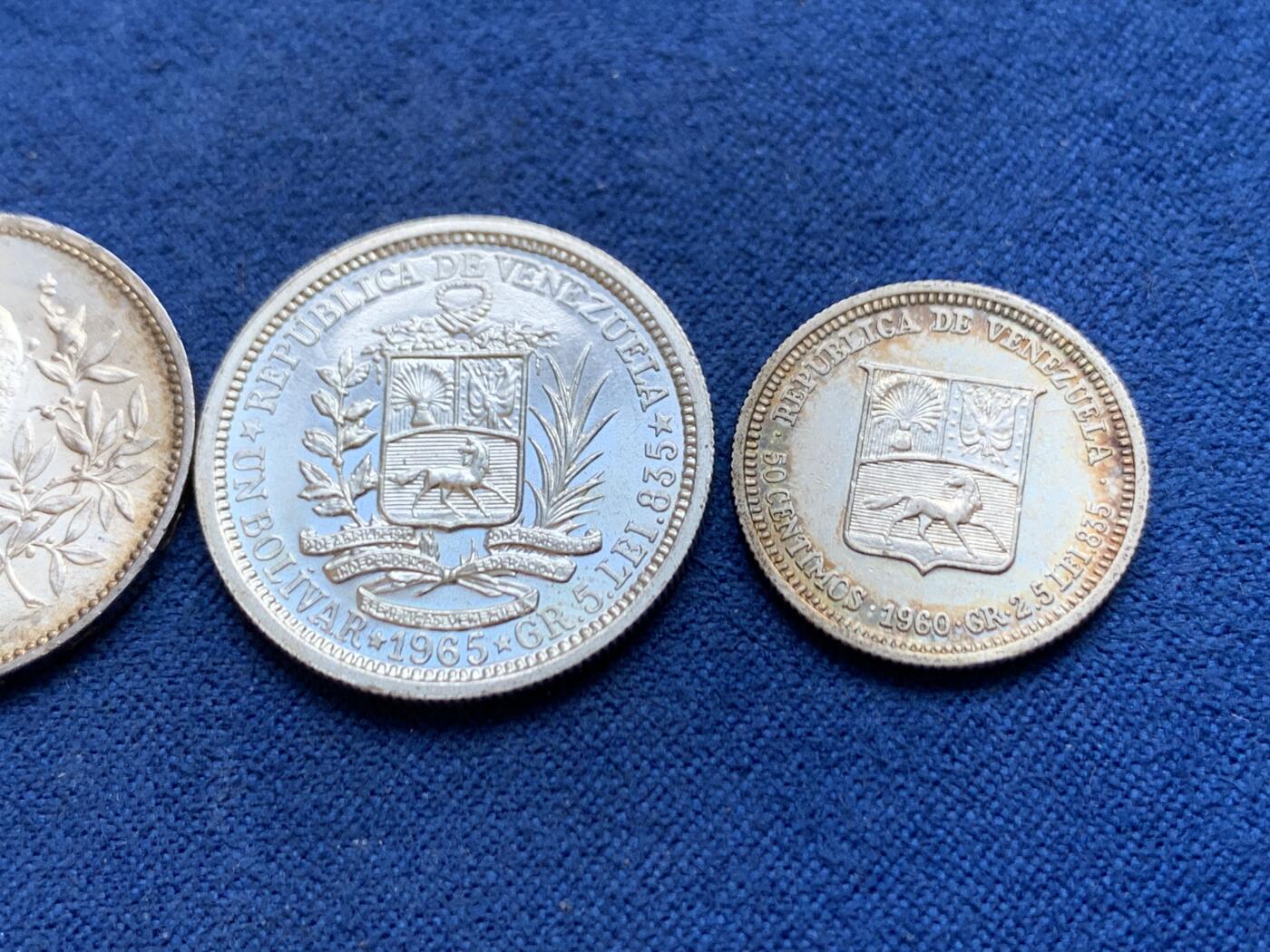 《竞宝斋》第449场 周日，周一，周二  3场连拍 （全场包邮，欢迎送拍） 银币3枚一组 匈牙利1915年1科罗娜 + 委内瑞拉1965年1玻利瓦尔 + 1960年50分 状态极好 不是原光就是五彩