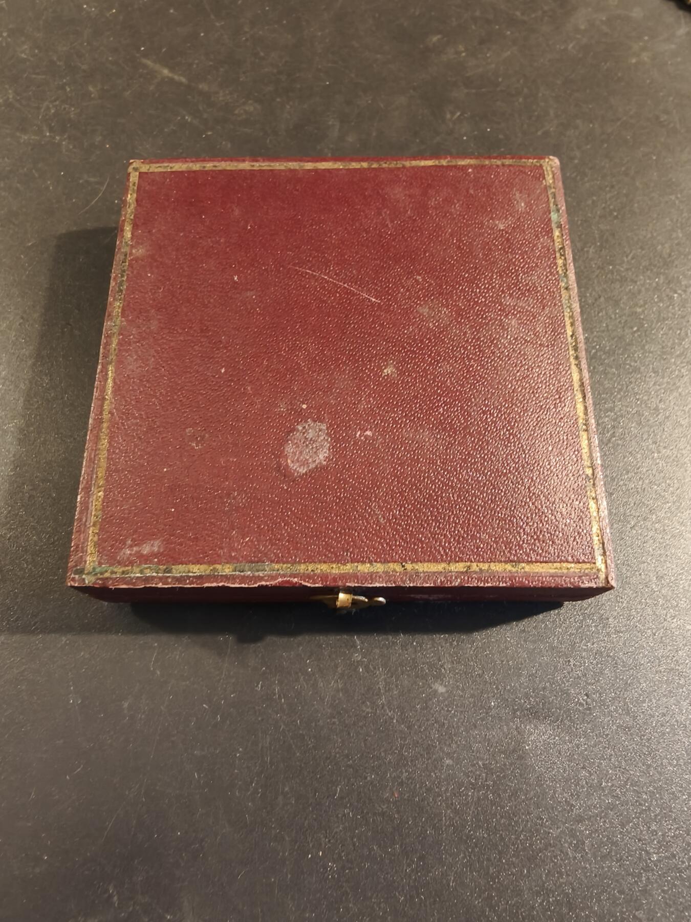 老王徽章第171期 法国萨瓦省圣朱利安昂热讷农业协会大铜章     原盒       大师P.Grandhomme作品     直径50mm     重量48.6g