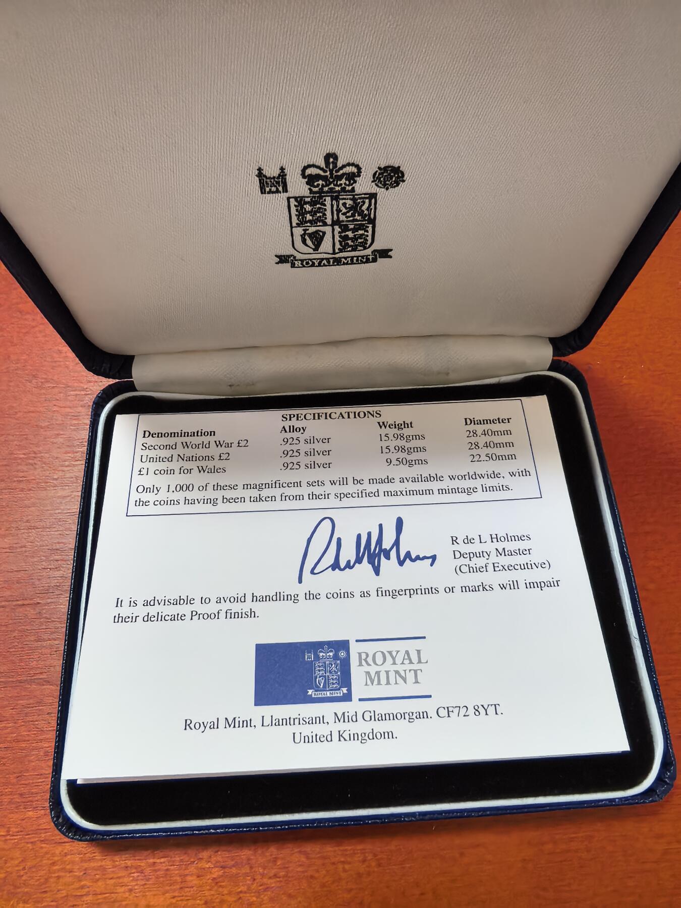 长老汇蛇年精选第八十五场拍卖 1995英国家庭版3枚精制银币，盒证全，1000套，少见