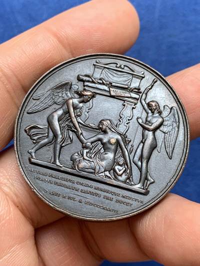 《竞宝斋》第449场 周日，周一，周二  3场连拍 （全场包邮，欢迎送拍） 德国普鲁士克里斯托夫·威廉·胡费兰博士学位50周年纪念铜章 章面整体有变形，可能是工艺原因导致的。41.3克，41.3mm，少见品种，不常见，且拍且珍惜。